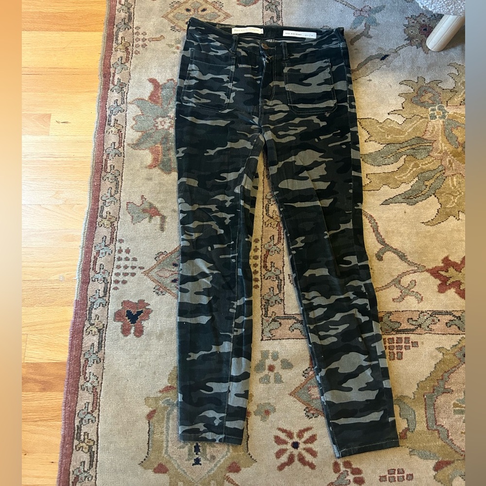GREAT CONDITION Size 28 Anthropologie Pilcro Stretchy Corduroys in Camo Print